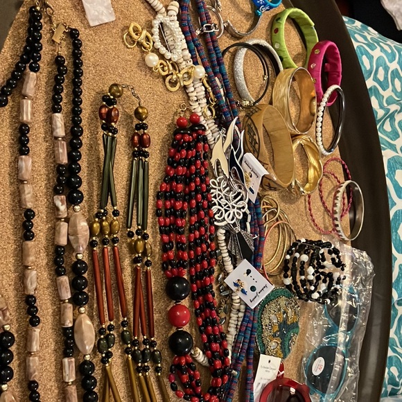 Big 61 piece lot of ladies/girls assorted estate sale jewelry, necklaces, watch+ - Picture 12 of 16